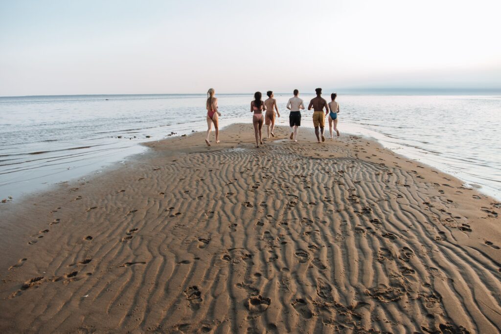 Adolescenți în prima vacanță fără părinți - autonomie și libertate